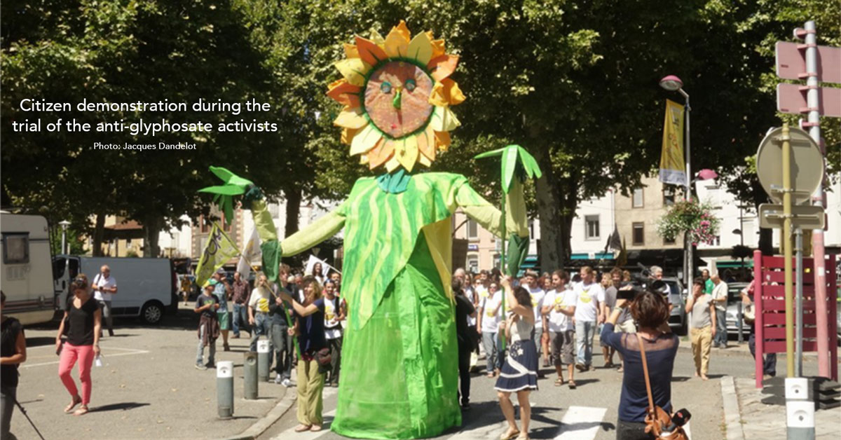 Citizen demonstration during- trial of anti-glyphosate activists